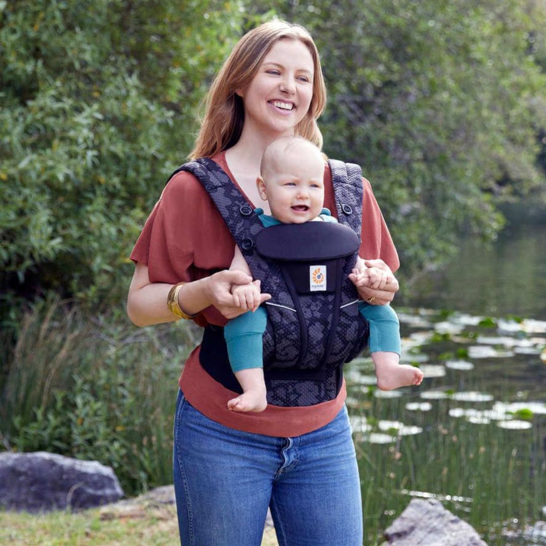 Ergobaby bæresele Omni Breeze Onyx Blooms