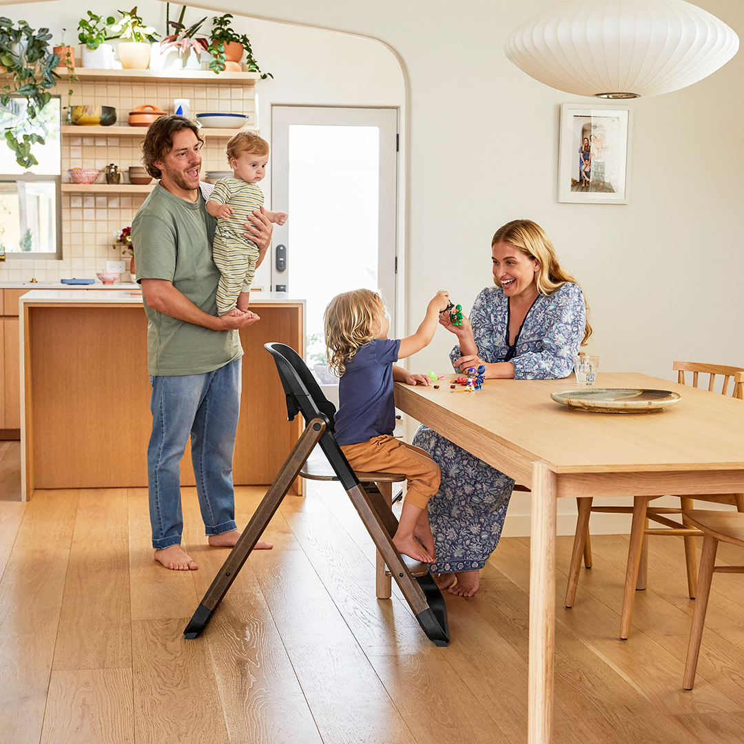 Ergobaby Evolve spisebordsstol mørkt træ